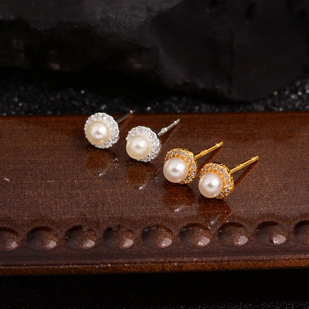 Gold Cluster Ring-1 Pair Simple Style Classic Style Solid Color Inlay Copper Pearl Zircon Ear Studs